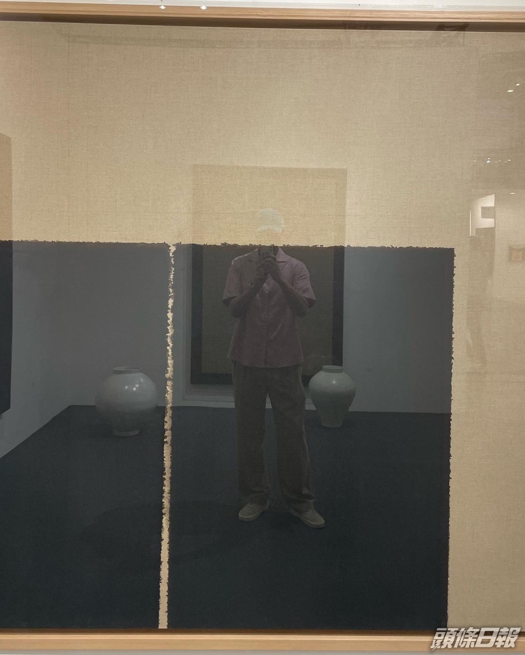 李昇基避免影到其他人的倒影。